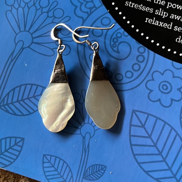 Vintage Silver and mother of pearl earrings. EUC! Beautiful! - Picture 2 of 4